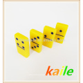 Double six domino jaune dans une boîte en bois